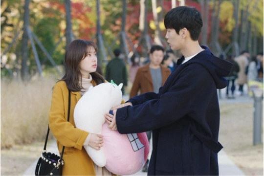 内向的女孩是不是很难追，属于外冷内热吗？总感觉她很冷漠。我该怎么追呢。游戏画面