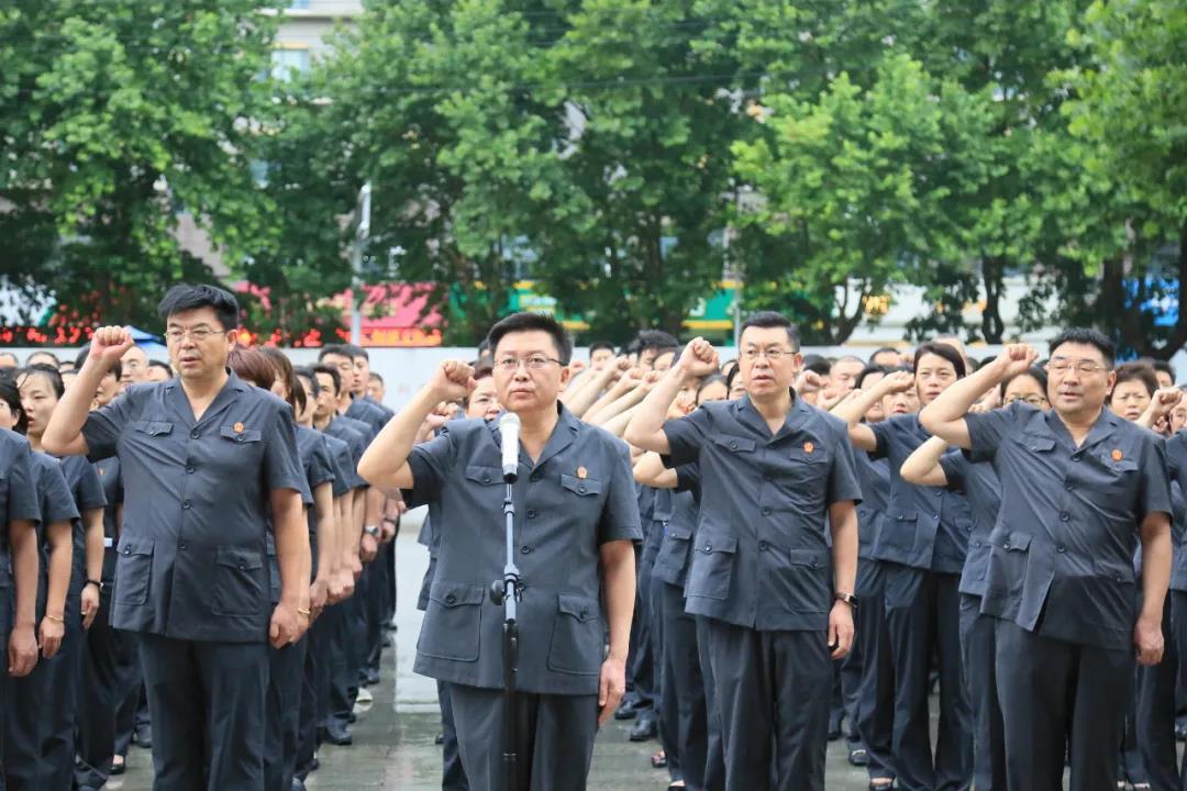 内向的女孩是不是很难追，属于外冷内热吗？总感觉她很冷漠。我该怎么追呢。游戏画面